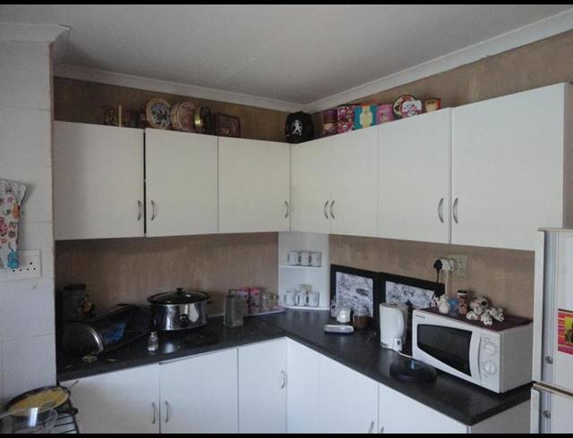 6 BEDROOM HOUSE FOR SALE IN LADYBRAND